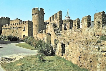 Manutenzione e risanamento del Portale di accesso alla Piazza S. Maria. Recupero e consolidamento strutturale, Cerveteri. Fronte interno delle mura castellane, stato di fatto, 1989