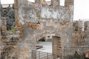 Manutenzione e risanamento del Portale di accesso alla Piazza S. Maria. Recupero e consolidamento strutturale, Cerveteri. Fronte esterno delle mura castellane, stato di fatto, 1989