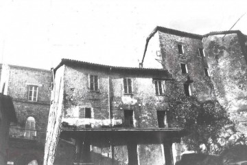 Fronte posteriore del Palazzetto Brancaccio con lo sperone-torre medioevale a destra; sulla sinistra, il corpo edilizio con i locali dell'ex sede municipale all'ultimo piano. Veduta da Piazza del Papa o del Mercato